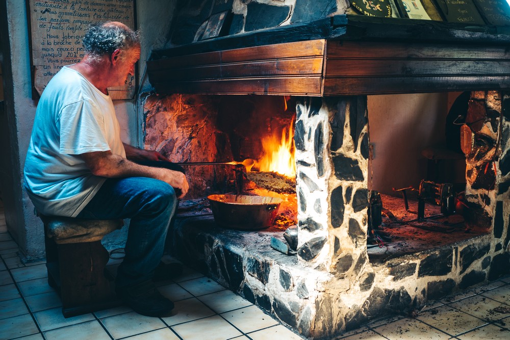 Making gâteau à la broche, France